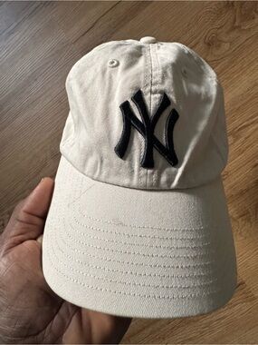 New York Yankees Hat Beige  with black NY logo #baseball #yankees